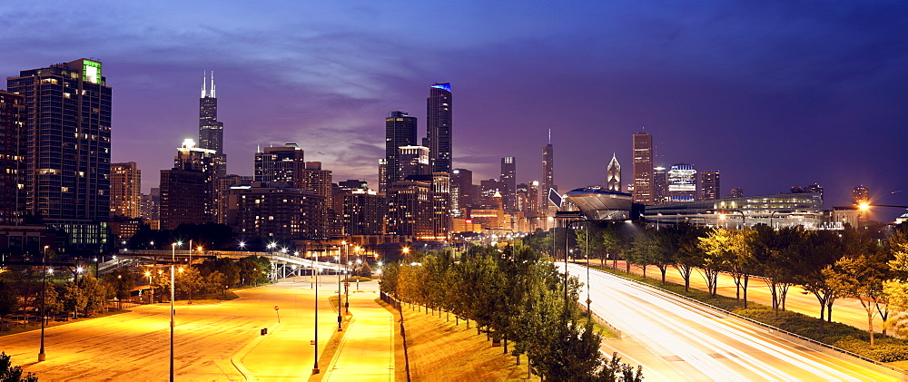 USA, Illinois, Chicago, View from the south: Soldier Field and Lake Shore Drive