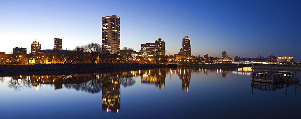 USA, Wisconsin, Milwaukee, City skyline over Lake Michigan