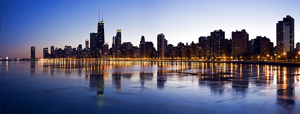 USA, Illinois, Chicago, City skyline over Lake Michigan at sunset