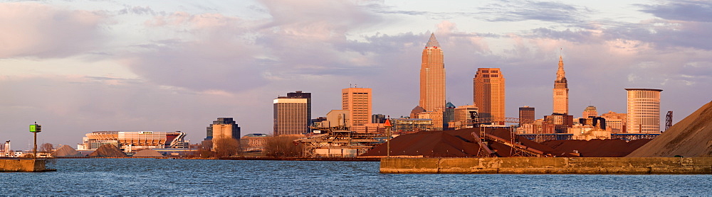 USA, Ohio, Cleveland, City skyline on Lake Erie