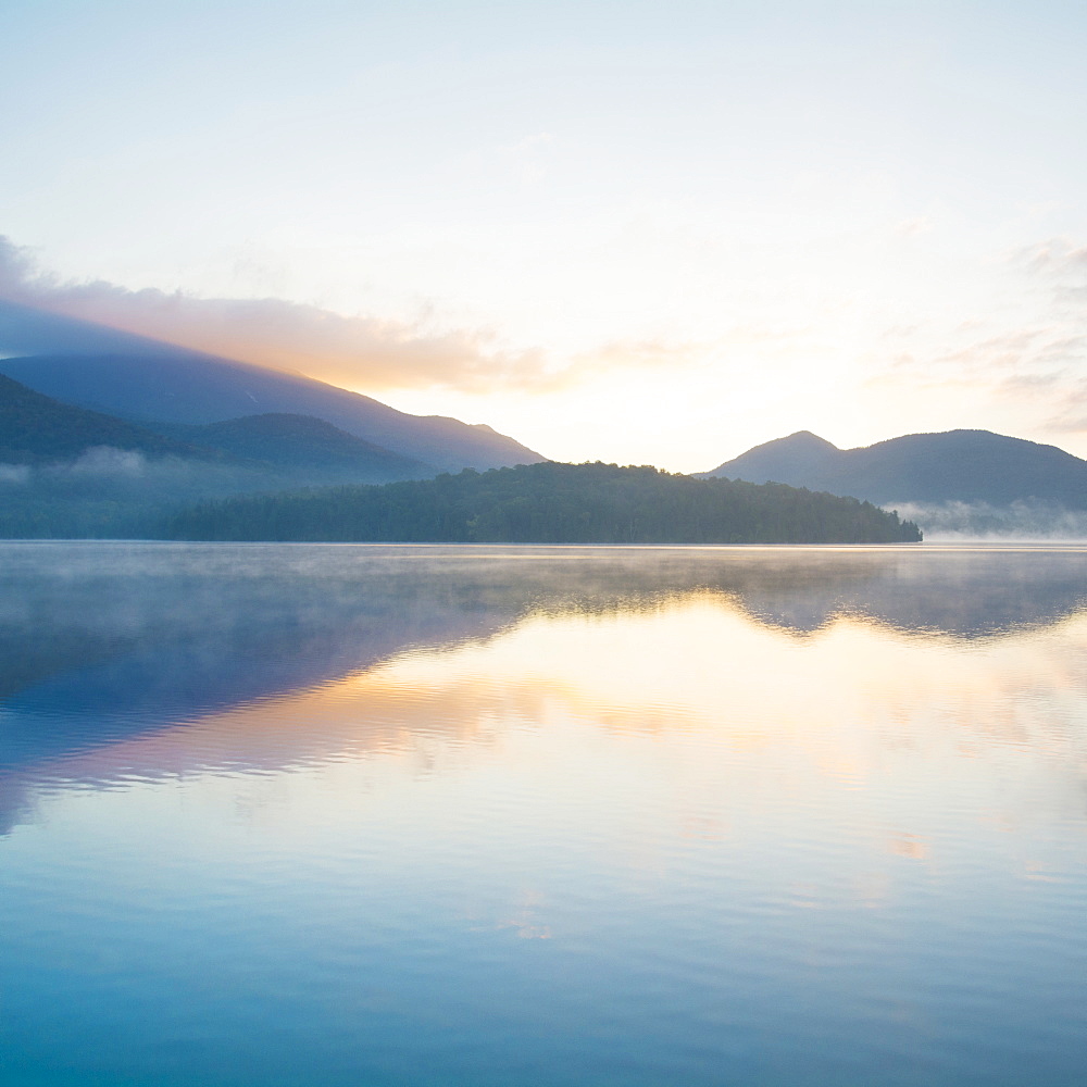 USA, New York, Adirondack Mountains, Lake Placid at sunrise