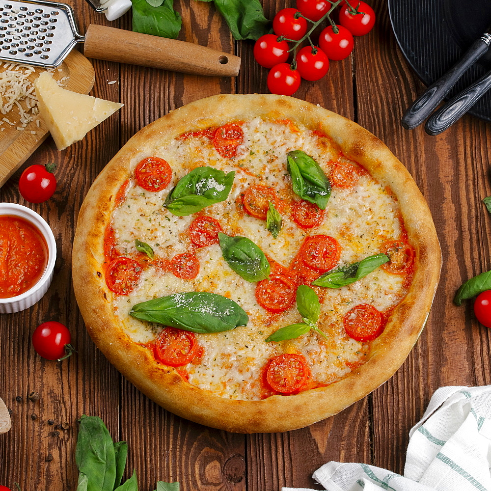 Margherita pizza with ingredients