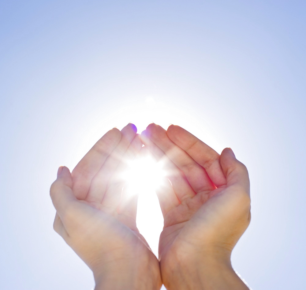 Hands framing sunshine