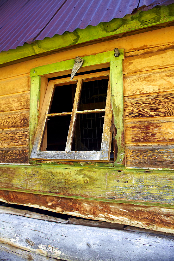 USA, Colorado, Old abandoned log cabin