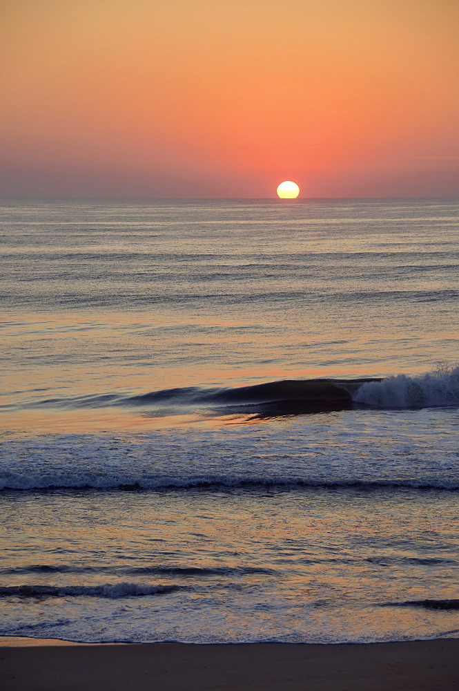 USA, North Carolina, Outer Banks, Kill Devil Hills, seascape at sunset