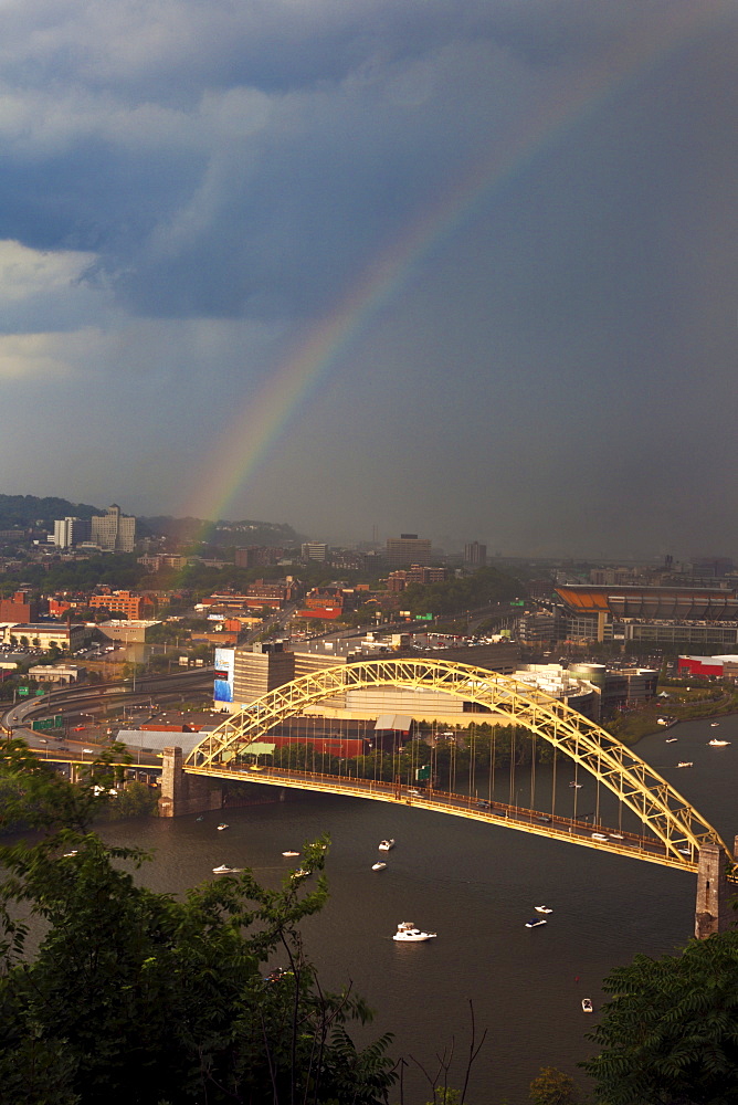 USA, Pennsylvania, Pittsburgh, Rainbow above bridge