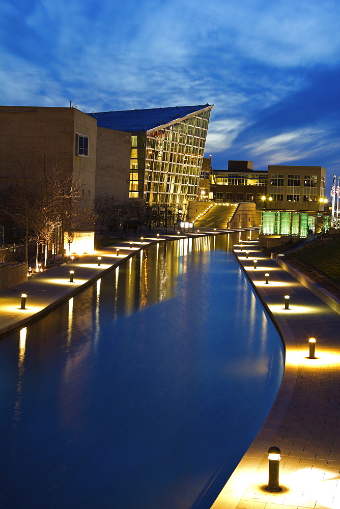 USA, Indiana, Indianapolis, Skyline with Indiana State Museum