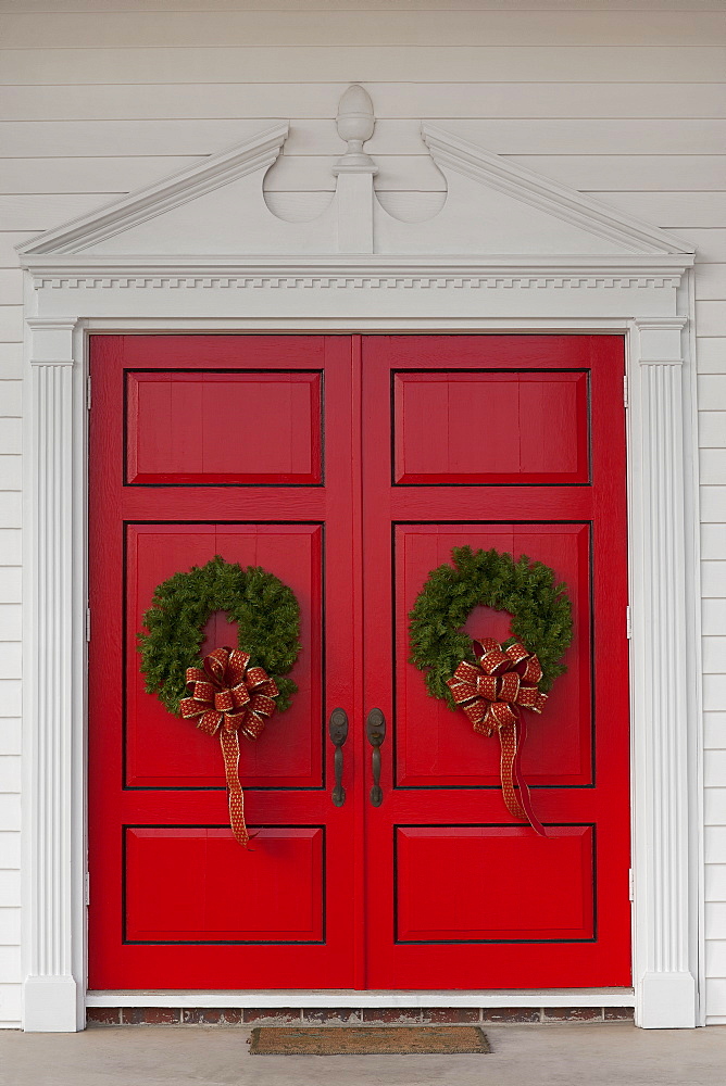 USA, San Francisco, Christmas wreath on red doors