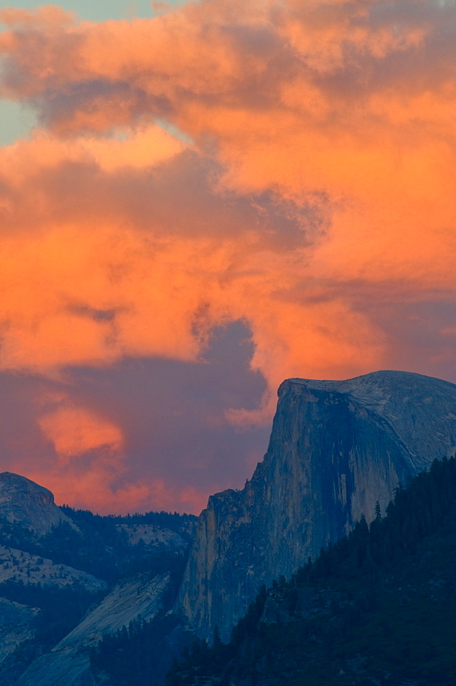 USA, California, Mariposa County, Half dome in Yosemite Valley