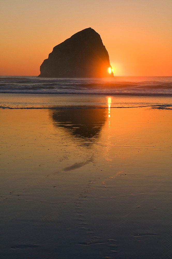 USA, Oregon, beach with stack rock