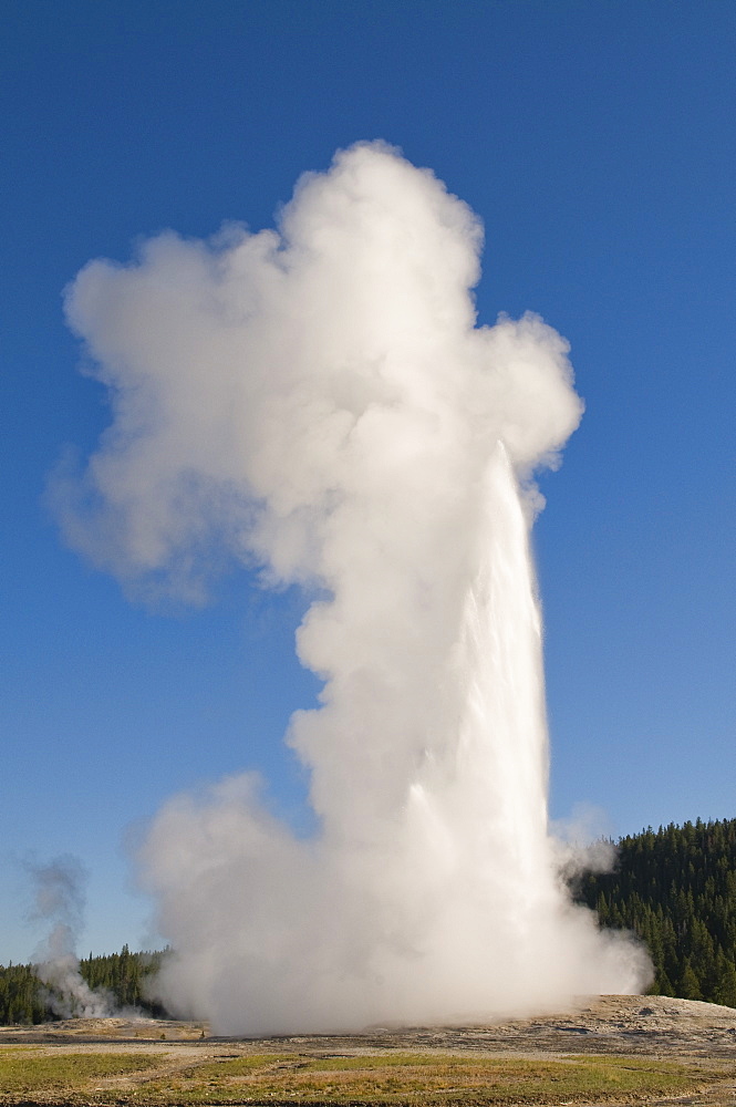 USA, Wyoming, Old Faithful geyser steam