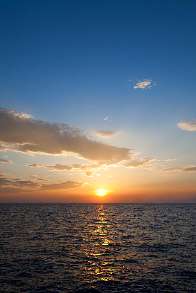 Greece, Aegean Sea horizon at sunrise
