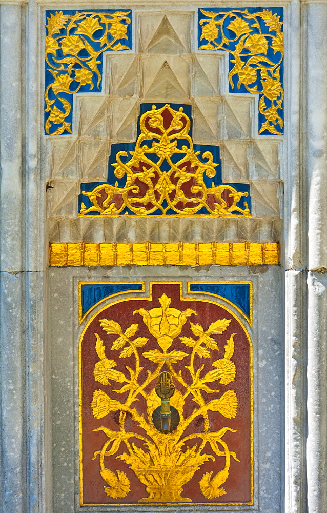 Turkey, Istanbul, Topkapi Palace water fountain