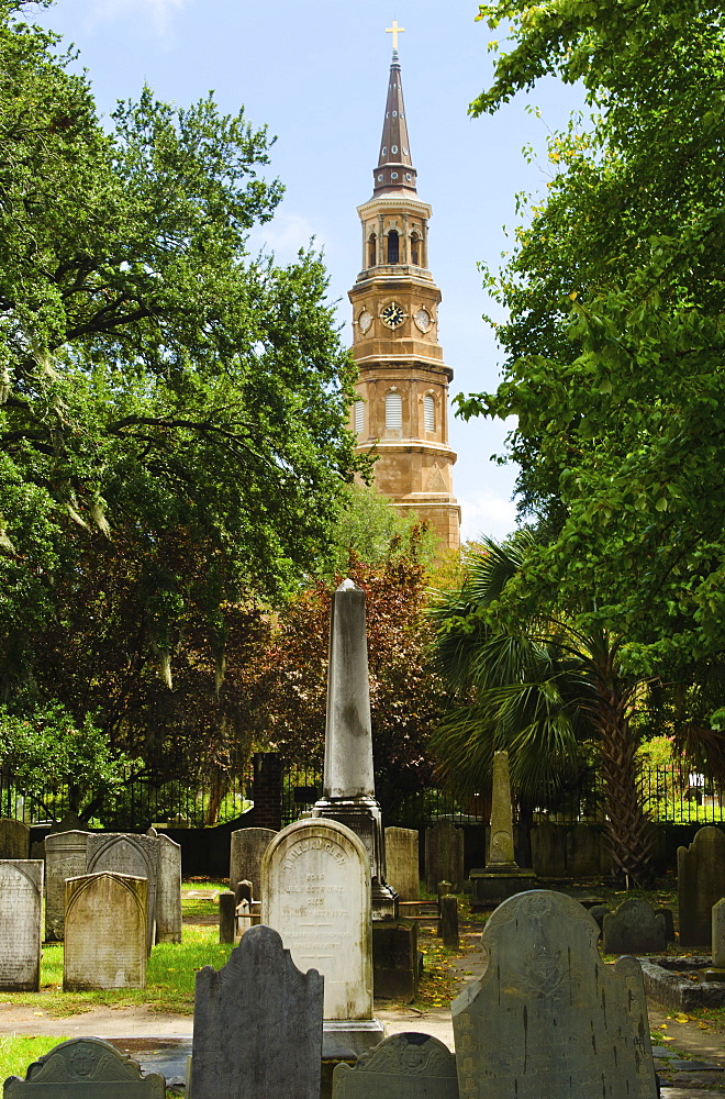 USA, South Carolina, Charleston, St. Philip's Church and cemetery