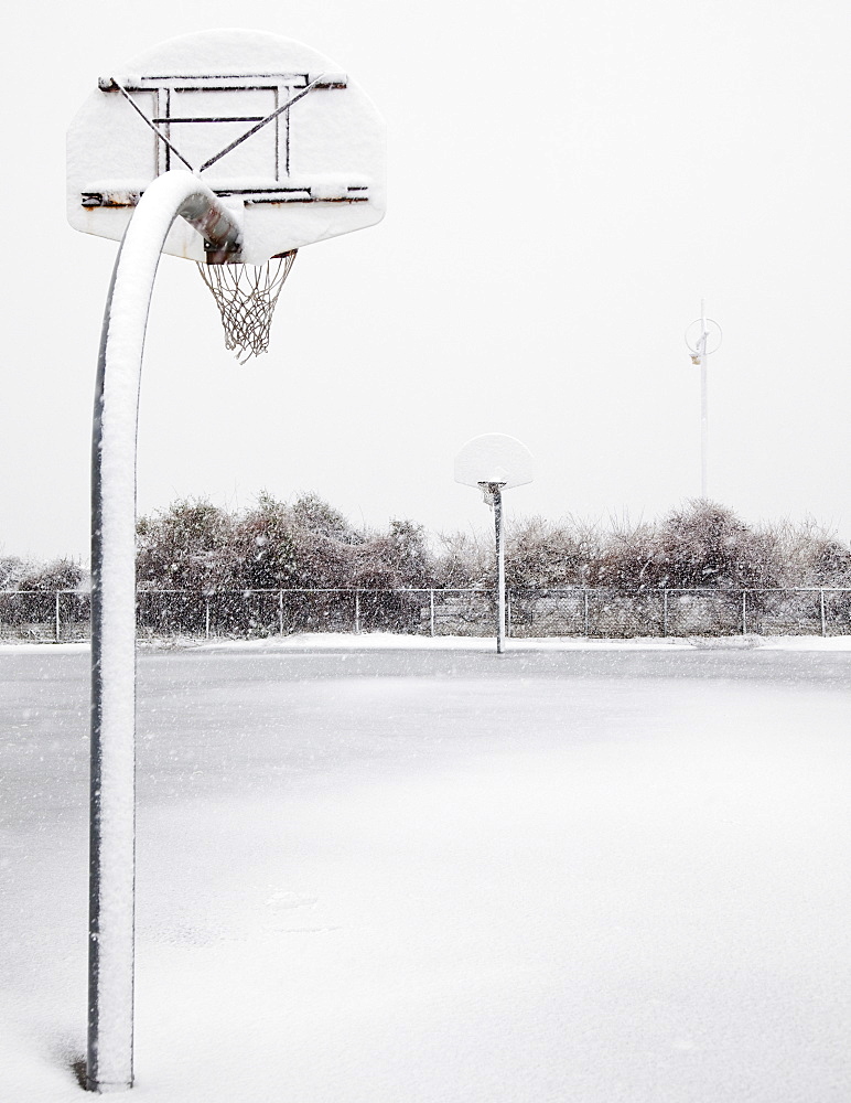 USA, New York State, Rockaway Beach, basketball hoop in winter