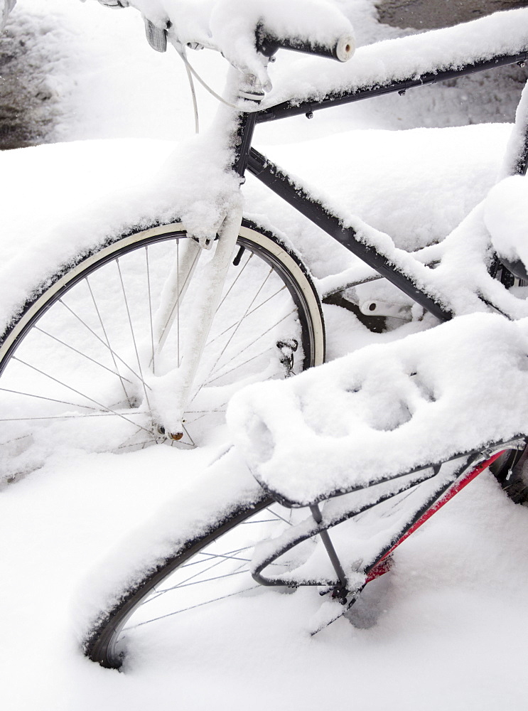 USA, New York State, Brooklyn, Williamsburg, bicycles in snow