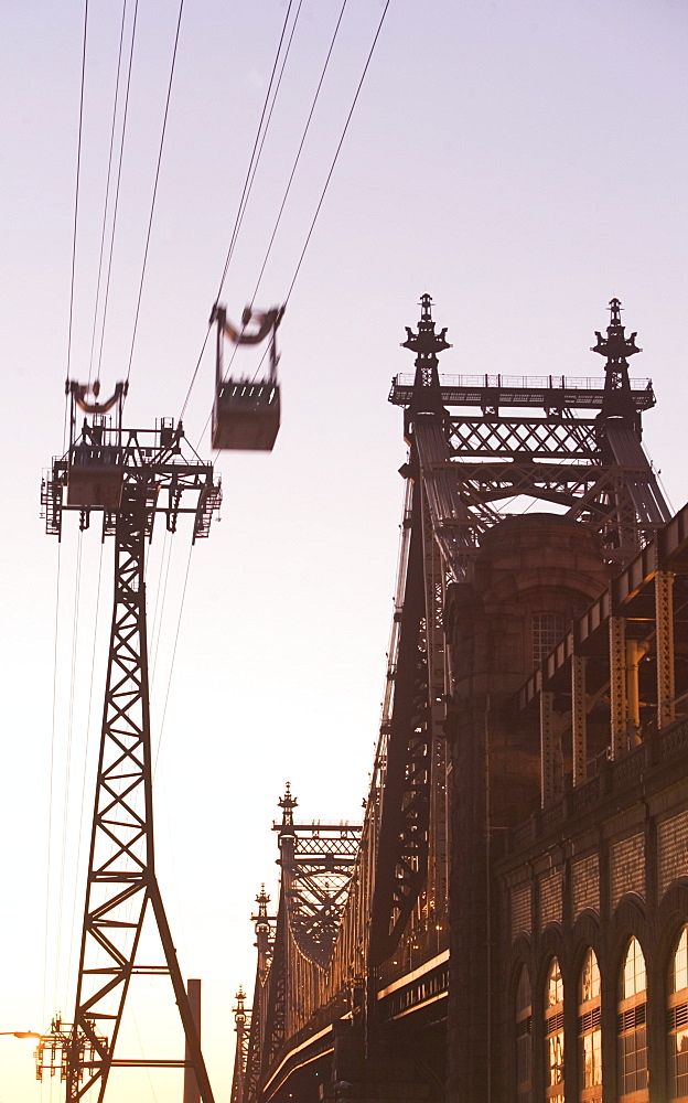 USA, New York City, Manhattan, Queensboro Bridge and Roosevelt Island Tram