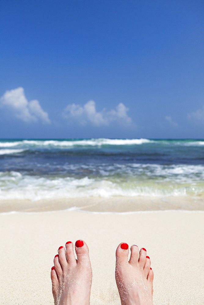 Mexico, Quintana Roo, Yucatan, Tulum, Woman's feet, beach and sea, Mexico, Quintana Roo, Yucatan, Cancun