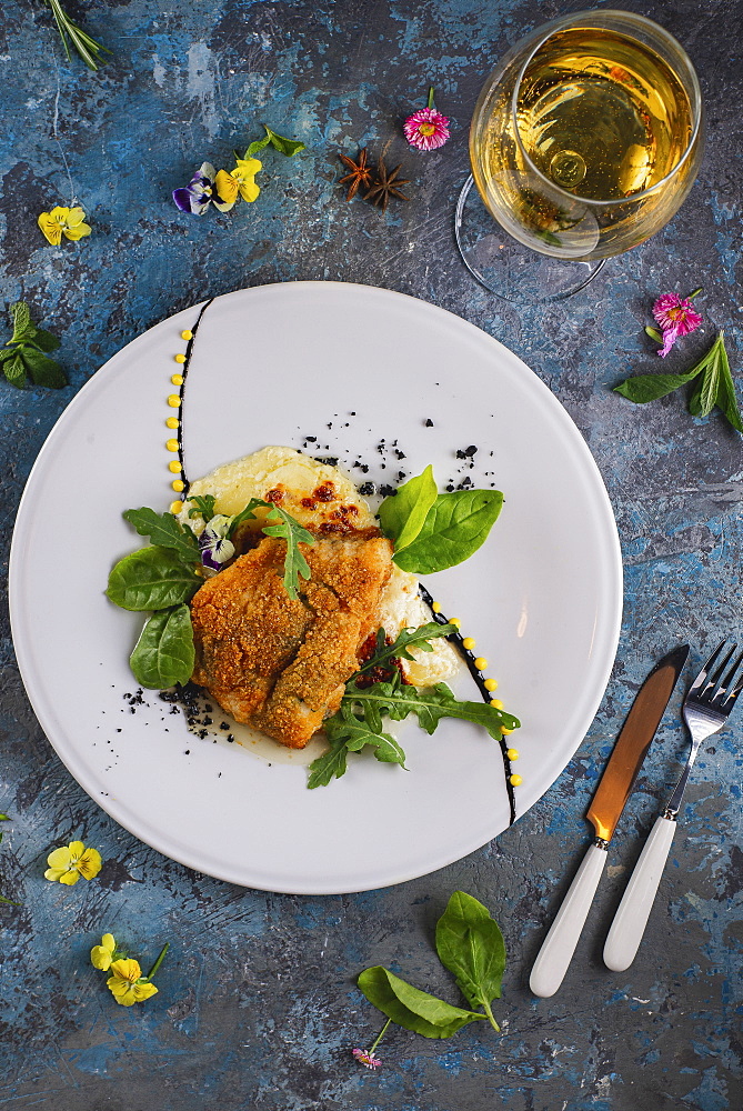 Fried fish with white wine and flowers