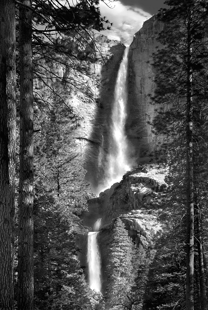 USA, California, View of Yosemite Falls 