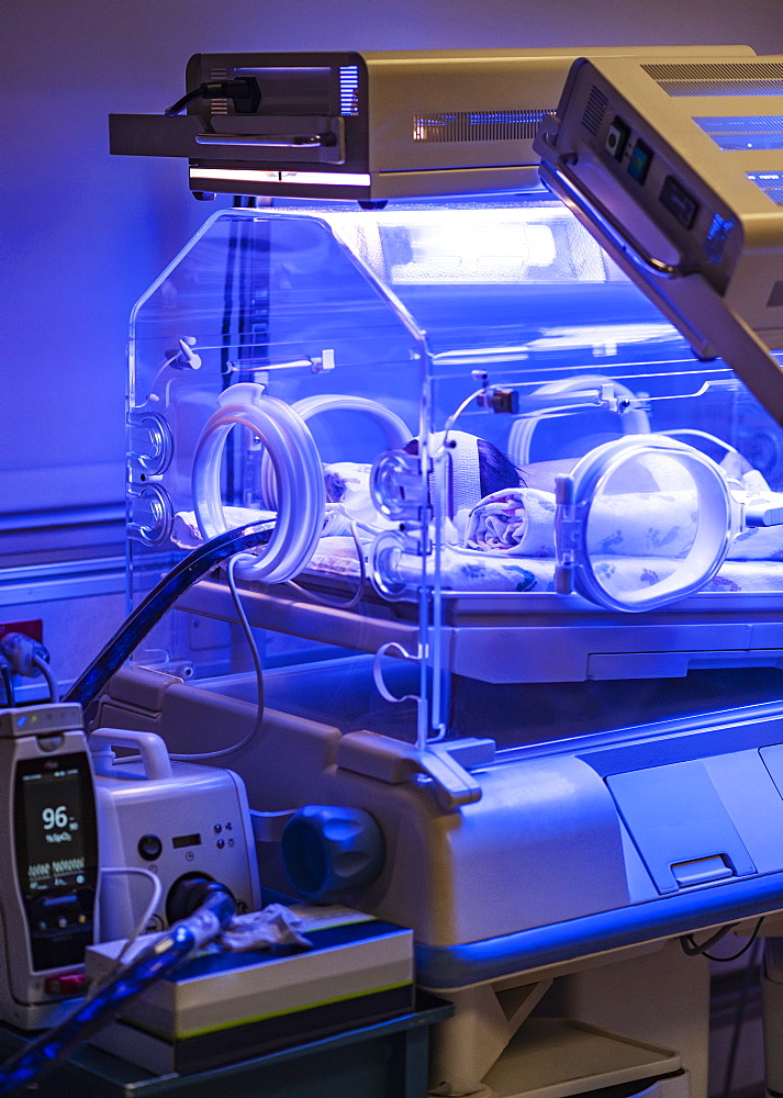 Infant baby girl (0-1 months) treated for jaundice in incubator