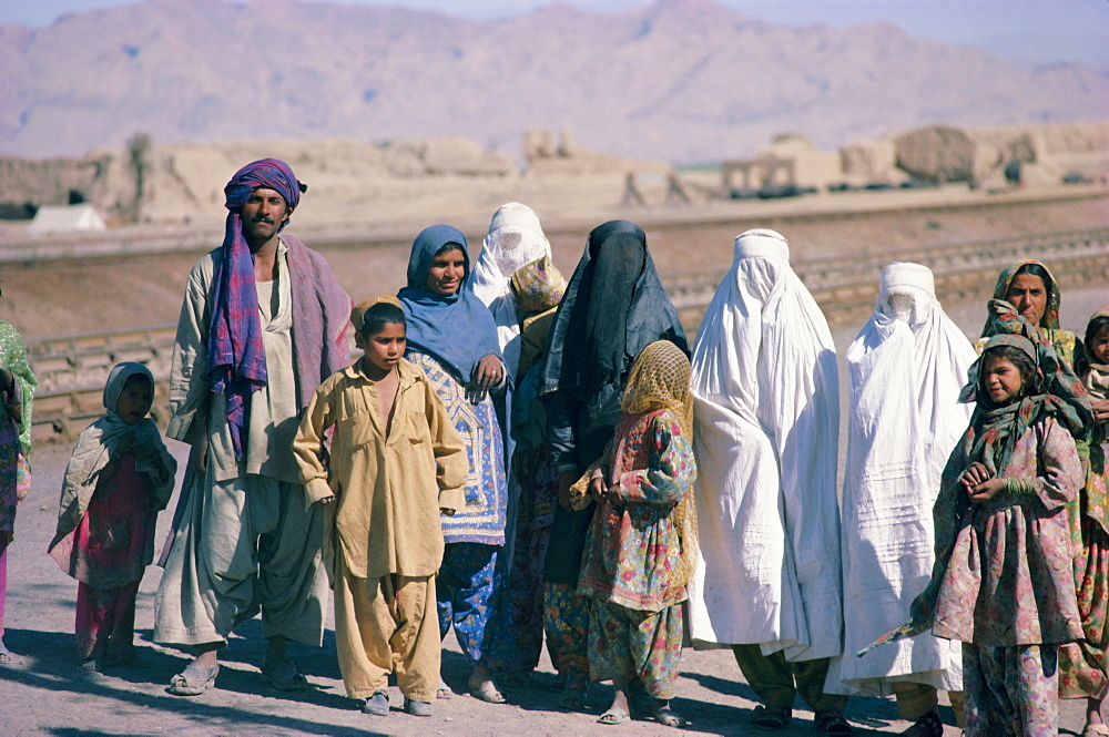 Group of Sibi men, veiled women and children, Baluchistan, Pakistan, Asia