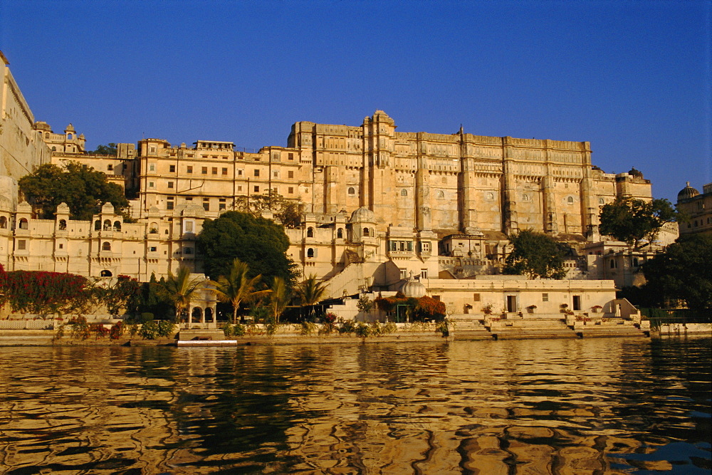 Lake Pichola and the City Palace, Udaipur, Rajasthan, India