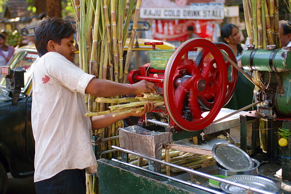 Sugar cane juicing machine, Mumbai (Bombay), India, Asia