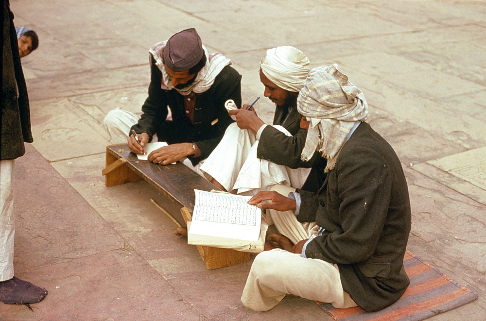 Men at Friday School in mosque at Fatehpur Sikri, Uttar Pradesh state, India, Asia