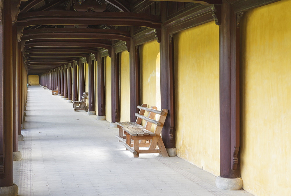 A walkway, Imperial Citadel, Hue, UNESCO World Heritage Site, Vietnam, Indochina, Southeast Asia, Asia