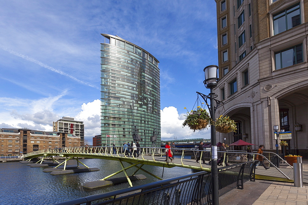 A bridge crossing the North Quay with the London Marriott Hotel behind, Canary Wharf, Docklands, London, England, United Kingdom, Europe 