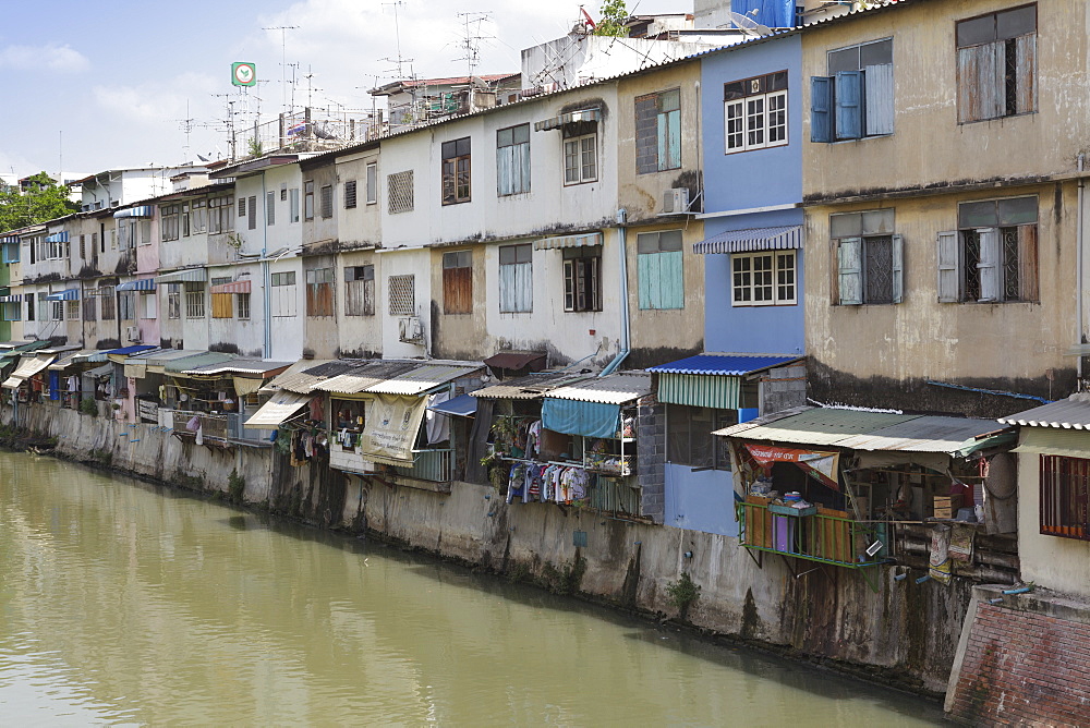 Flats and apartments by the canal, Banglamphu, Bangkok, Thailand, Southeast Asia, Asia