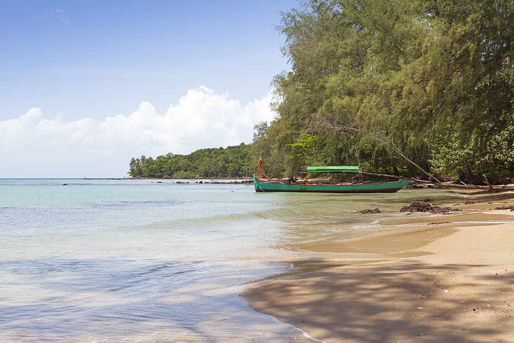 Travel boat moored on Bamboo Island, Sihanoukville, Cambodia, Indochina, Southeast Asia, Asia