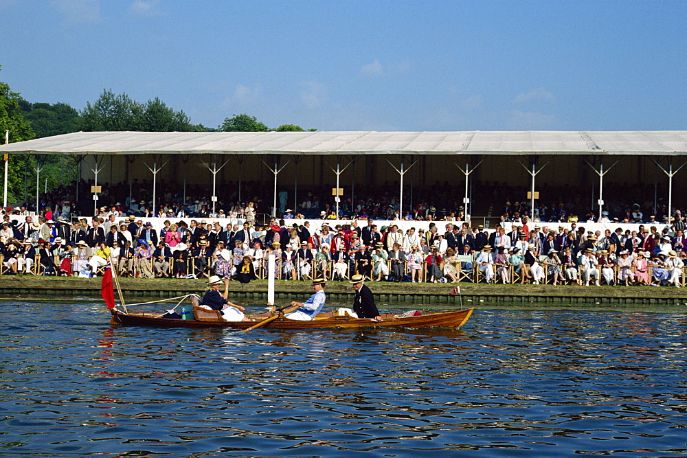 Spectators, Henley Royal Regatta, Oxfordshire, England, United Kingdom, Europe