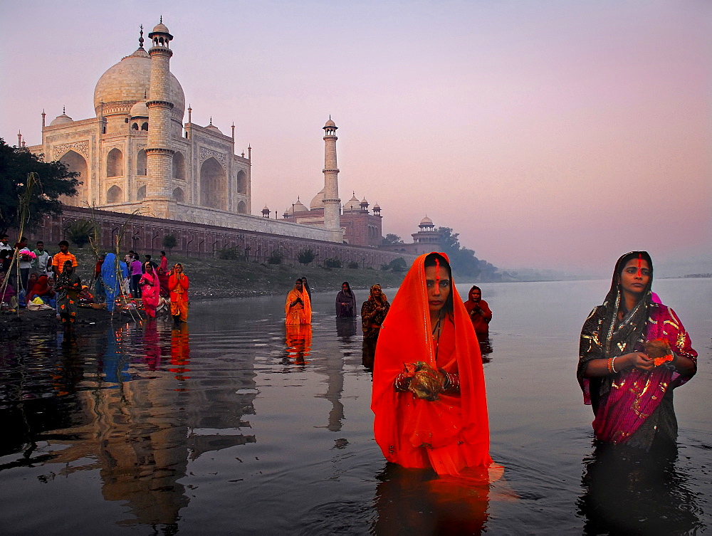 Chat ritual celebrated behind the Taj Mahal, Agra, Uttar Pradesh, India