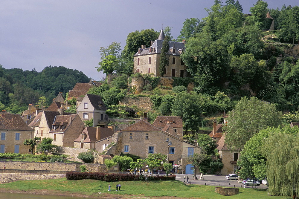 View of Limeuil across the River Dordogne, Dordogne, Aquitaine, France, Europe