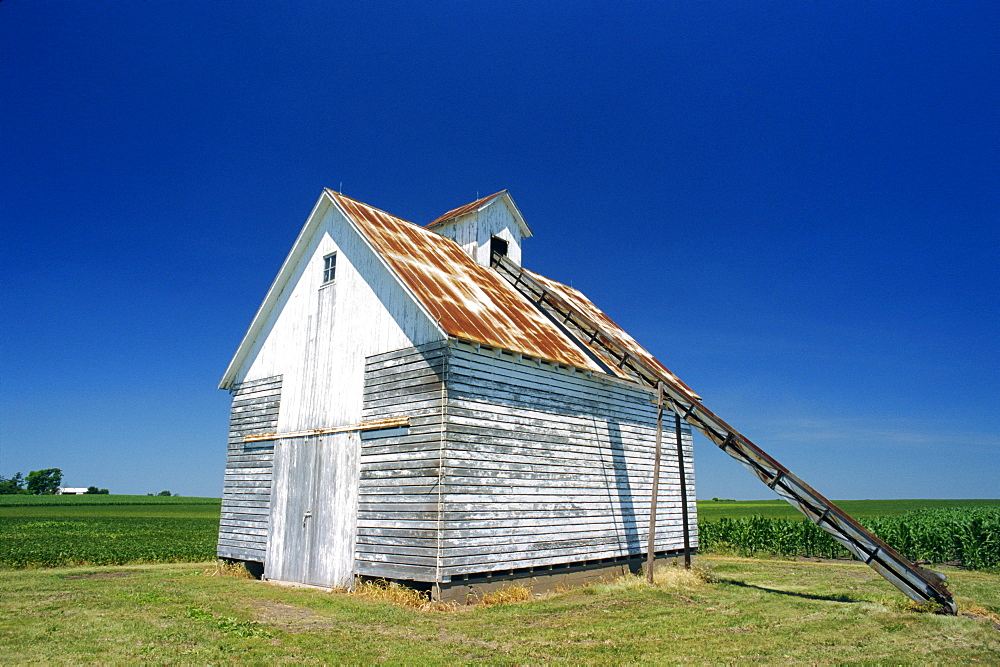 A corn barn, a wooden building on a farm at Hudson, the Midwest, Illinois, United States of America, North America