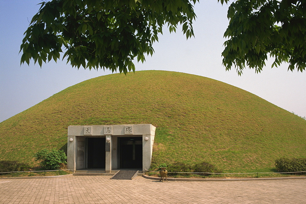 Heavenly Horse tomb, Tumuli Park, Kyongju, Korea, Asia