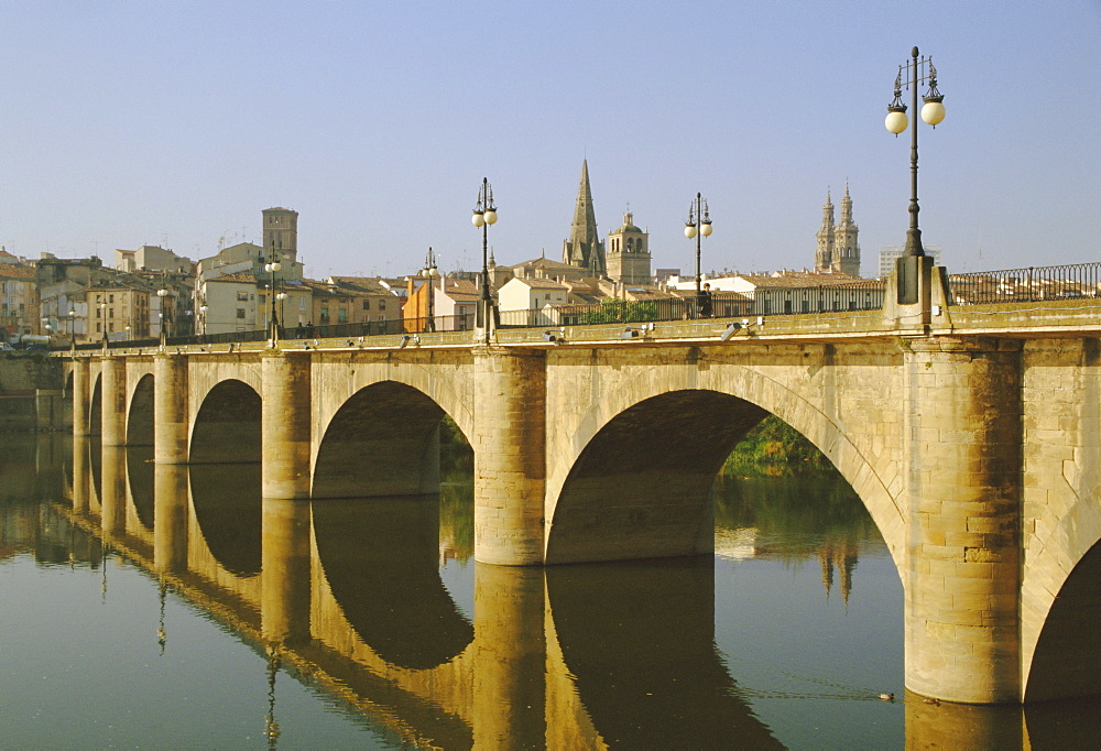 Puente de Piedra, reconstruction of bridge built by St. Dominic, John of Ortega, over Rio Ebro (Ebro River), Logrono, Camino de Santiago, La Rioja, Castile and Leon, Spain, Europe