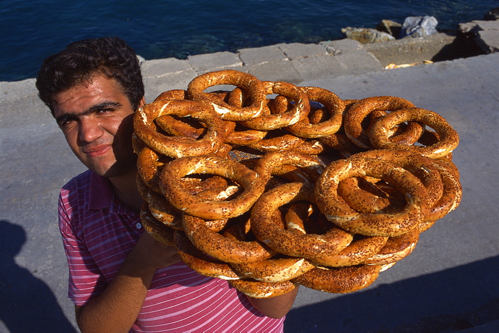 Street vendor carrying tray of bread rings, Kusadasi, Anatolia, Turkey, Asia Minor, Eurasia