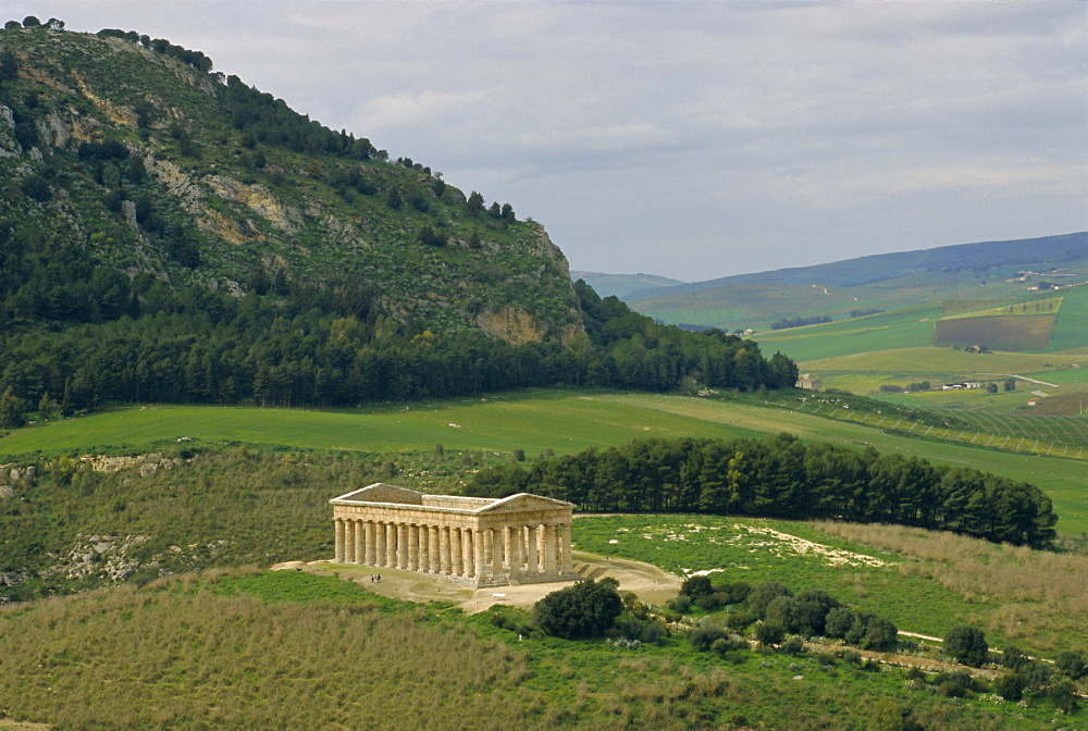 Doric Temple of Segesta dating from 430 BC, Segesta, Sicily, Italy, Europe