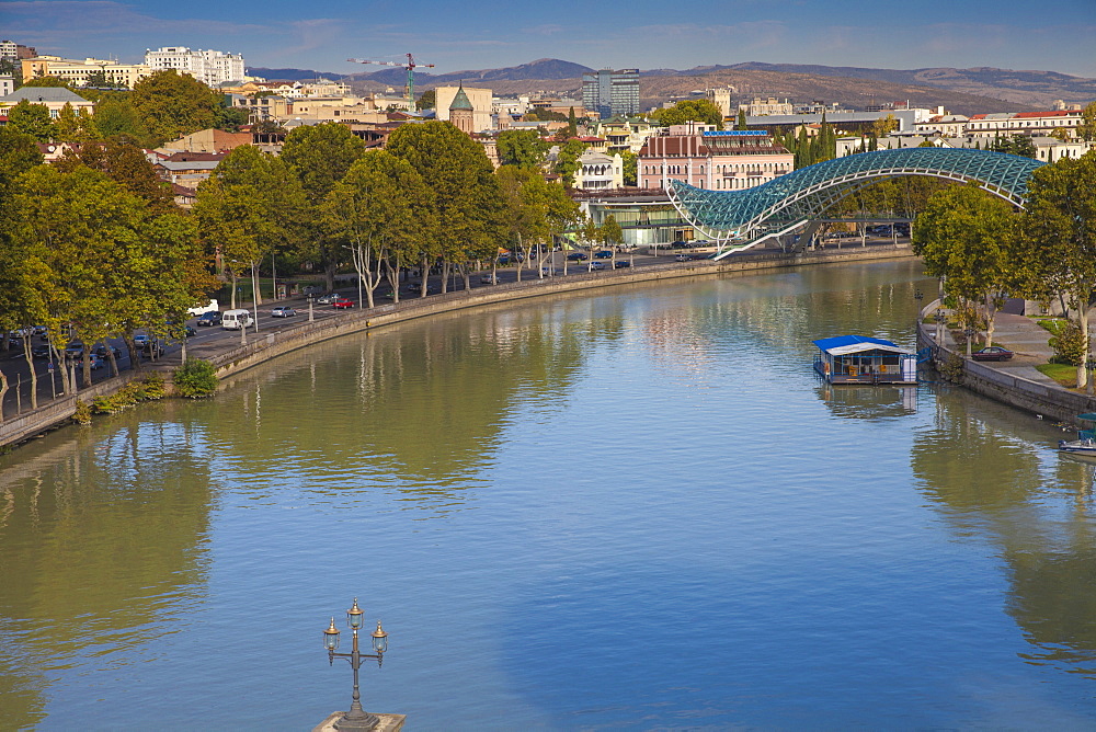 Peace Bridge (Bridge of Peace) over the Mtkvari (Kura) River, Tbilisi, Georgia, Caucasus, Central Asia, Asia 