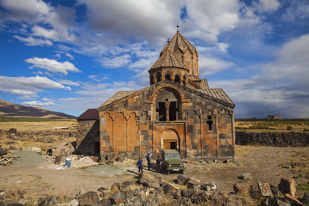 Hovhannavank Church at the edge of the Qasakh River Canyon, Ashtarak, Armenia, Central Asia, Asia 