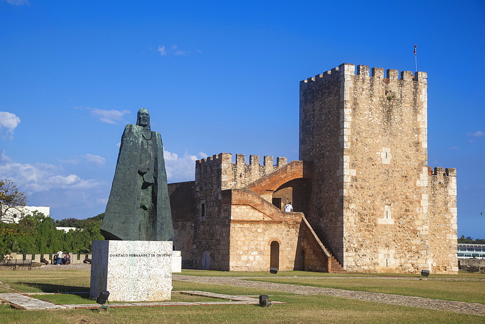 Bronze statue of Gonzalo Fernandez de Olviedo, in front of Torre del Homenaje (Tower of Homage), Fortaleza Ozama, Colonial Zone, UNESCO World Heritage Site, Santo Domingo, Dominican Republic, West Indies, Caribbean, Central America