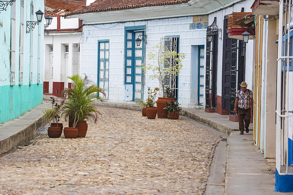 Colonial houses on cobbled street, Sancti Spiritus, Sancti Spiritus Province, Cuba, West Indies, Caribbean, Central America