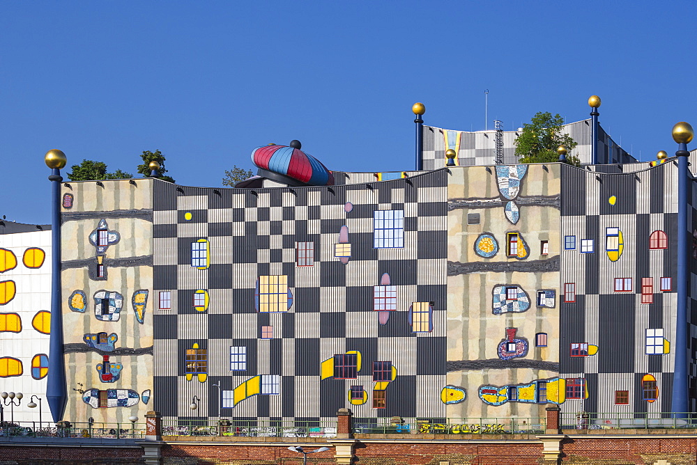 Fernwarme power plant, facade redesigned by eco-architect Friedensreich Hundertwasser, Spittelau, Vienna, Austria, Europe