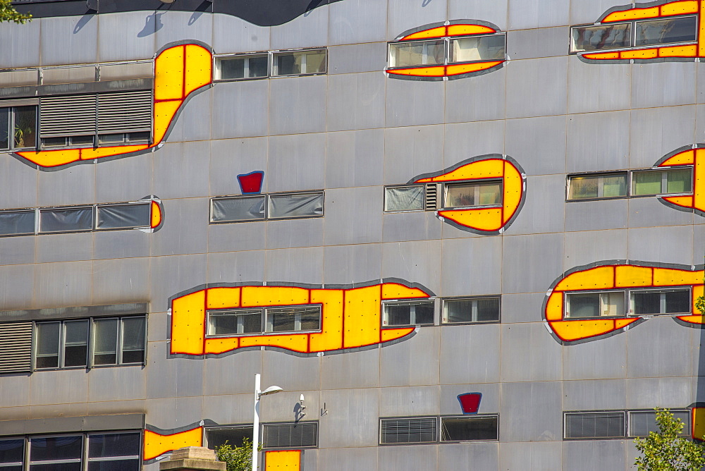 Fernwarme power plant, facade redesigned by eco-architect Friedensreich Hundertwasser, Spittelau, Vienna, Austria, Europe