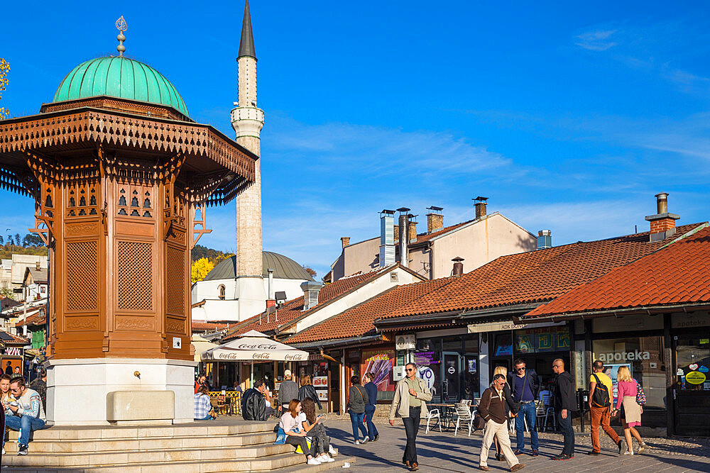 The Sebilj, an Ottoman-style wooden fountain, Bascarsija Square, Bascarsija (The Old Quarter), Sarajevo, Bosnia and Herzegovina, Europe