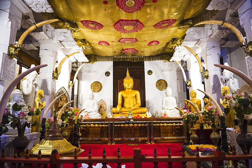 Golden Buddha statue at Temple of the Sacred Tooth Relic (Sri Dalada Maligawa), UNESCO World Heritage Site, Kandy, Sri Lanka, Asia 