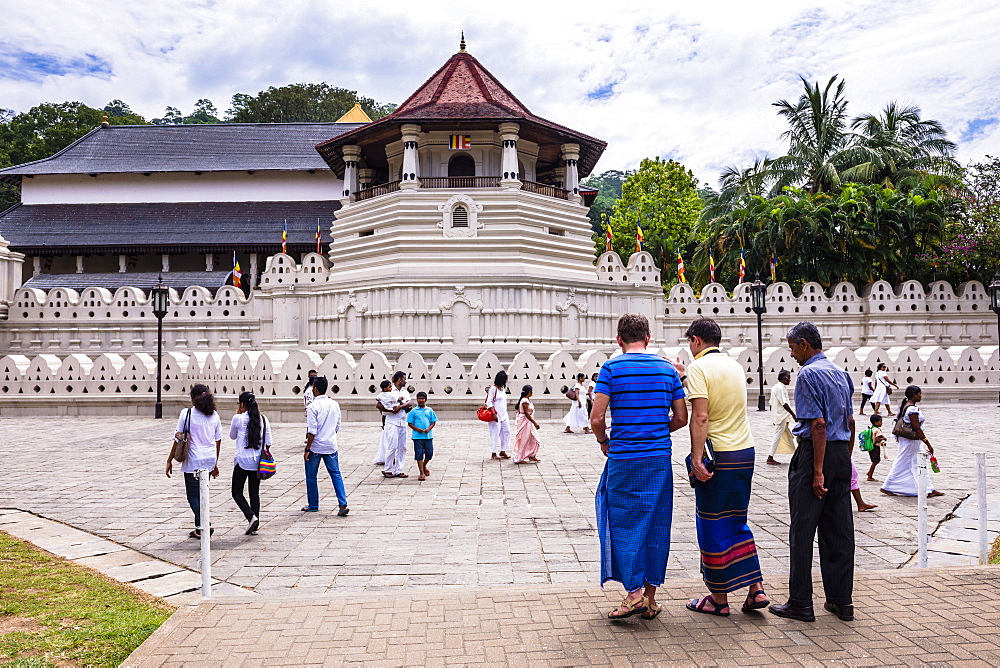 Tourists on a tour of Temple of the Sacred Tooth Relic (Temple of the Tooth) (Sri Dalada Maligawa), UNESCO World Heritage Site, Kandy, Sri Lanka, Asia